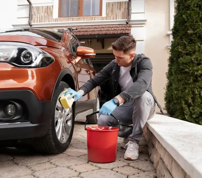 Lavage auto à domicile Saint-Ouen-du-Tilleul : professionnel intervenant sur un véhicule